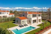 eine Luftaufnahme eines Hauses mit Swimmingpool in der Unterkunft Villa Grace by ILC (Istria Luxury Collection) in Brtonigla