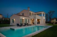 Der Swimmingpool an oder in der Nähe von Villa Grace by ILC (Istria Luxury Collection)