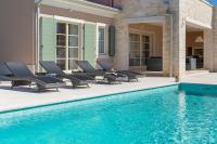 Der Swimmingpool an oder in der Nähe von Villa Grace by ILC (Istria Luxury Collection)
