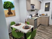 Kuchyň nebo kuchyňský kout v ubytování Cozy Apartment Metaxourgeio greendom