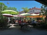 En restaurant eller et andet spisested på Klimatisierte Sehr Zentrale Wohnung-Loftstyle-