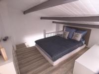1 dormitorio con 1 cama con almohadas azules en Appartement Port Leucate, 3 pièces, 6 personnes - FR-1-81-428, en Port Leucate