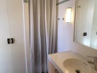 baño con lavabo y cortina de ducha en Appartement Port Leucate, 3 pièces, 6 personnes - FR-1-81-428, en Port Leucate