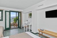 TV a/nebo společenská místnost v ubytování Erofili Beach Hotel