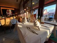 une table dans un restaurant avec un chiffon de table blanc dans l'établissement Hotel Ristorante La Terrazza, à Planegg