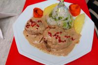 Ein weißer Teller mit Eiscreme und Soße auf einem roten Tisch in der Unterkunft Solar das Águas - HOTEL in Marcelino Ramos