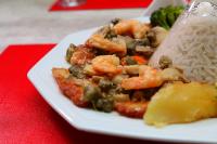Ein Teller mit Garnelen und Reis auf einem roten Tisch in der Unterkunft Solar das Águas - HOTEL in Marcelino Ramos