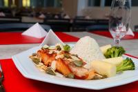 Ein Teller mit Brokkoli und Käse auf einem Tisch in der Unterkunft Solar das Águas - HOTEL in Marcelino Ramos