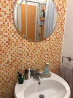 A bathroom at confortevole appartamento per 5 persone a Portuense