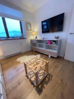Televízia a/alebo spoločenská miestnosť v ubytovaní Apartament Poleczka Zakopane Kościelisko