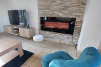 Telewizja i/lub zestaw kina domowego w obiekcie La villa du lac à Mesnil Saint Père