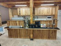 eine Küche mit Theke in einem Raum in der Unterkunft Serene Premium Stone House in Nevşehir