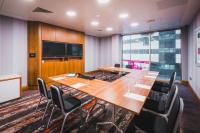 Clayton Hotel Birminghamにあるテレビまたはエンターテインメントセンター