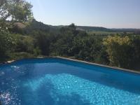 Bazén v ubytovaní Un gîte au cœur du vignoble alebo v jeho blízkosti