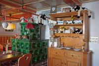 Una cocina con gabinetes verdes y una mesa y una encimera. en Hotel Weinbauer, en Schwangau