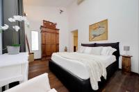A bed or beds in a room at YCH-Pretty flat close pantheon