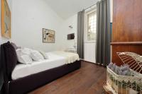 A bed or beds in a room at YCH-Pretty flat close pantheon