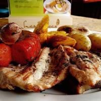 un plato de carne y hortalizas en una mesa en Sendero de las aves, en Mindo