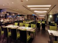 een restaurant met tafels en stoelen en een bar bij M Hotel Singapore City Centre in Singapore