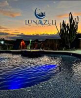 Una piscina con una puesta de sol al fondo en Hotel Luna Azul Tatacoa, en Villavieja
