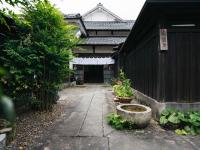 una pasarela que conduce a un edificio con una puerta en Minamo, en Ukiha