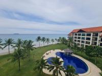Una vista aérea de un complejo turístico con piscina y playa. en Borneo Beach Villa &amp; Suite, en Kota Kinabalu