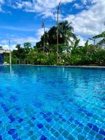 a large swimming pool with blue water at Mountainblues in Kampong Huaibū