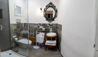 A bathroom at Maravigghia Palermo Rooms