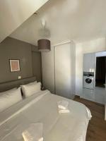 Posteľ alebo postele v izbe v ubytovaní Niarchos apartment III