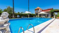 The swimming pool at or close to Casa Campo La Capilla Los Palacios y Villafranca by Ruralidays