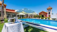 The swimming pool at or close to Casa Campo La Capilla Los Palacios y Villafranca by Ruralidays