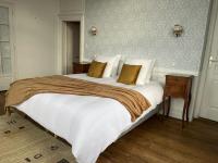 Łóżko lub łóżka w pokoju w obiekcie Mercier de Montigny - Les Chambres du Beffroi - SPA et Massage