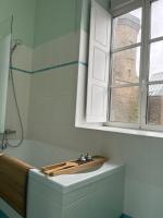 Łazienka w obiekcie Mercier de Montigny - Les Chambres du Beffroi - SPA et Massage