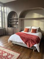 Łóżko lub łóżka w pokoju w obiekcie Mercier de Montigny - Les Chambres du Beffroi - SPA et Massage