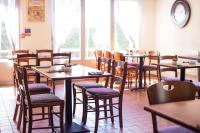 uma sala de jantar cheia de mesas e cadeiras em The Kiln Hotel, Part of AG Collection, Wakefield em Wakefield