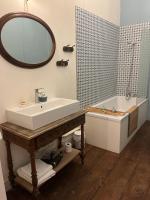 Łazienka w obiekcie Mercier de Montigny - Les Chambres du Beffroi - SPA et Massage
