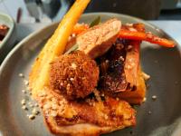 Un plato de comida con carne y verduras encima. en The Swan - A Colombo Edition Hotel, en Ely