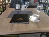 un computer portatile su un tavolo di legno con una tazza di caffè di Milmari P79 a Kopaonik