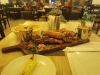 un piatto di cibo su un tavolo di legno di Milmari P79 a Kopaonik