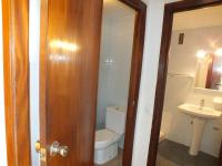 Koupelna v ubytování Roses Santa-Margarita: Apt 2 habitaciones, piscina, cerca de la playa - ES-204-17