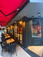 een restaurant met tafels en stoelen en een rood plafond bij Li Hotel Pera in Istanbul