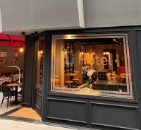 een raam van een restaurant met tafels en stoelen bij Li Hotel Pera in Istanbul