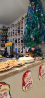 una cocina con un árbol de Navidad y pizzas en una barra en Гостиница ,,Меркурий и К,,, en Astana