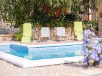 Bazén v ubytování Holiday Home Rokoko nebo v jeho okolí