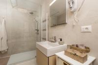 Kúpeľňa v ubytovaní Luxury City Center Apartment -50m to the sea