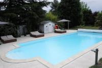 Bazén v ubytovaní Grande maison familiale 12p à proximité de Blois alebo v jeho blízkosti