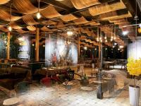 een restaurant met tafels en stoelen in een kamer bij HOTEL ALMAZ PLAZA in Yakkasaray