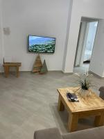 TV a/nebo společenská místnost v ubytování Anastasios' artwork apartment