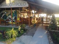 锡基霍尔Room-Cola Inn的餐厅前面设有木桌和椅子