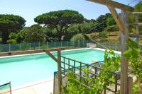 Bazén v ubytovaní Cottage with terrace in Roquebrune-sur-Argens alebo v jeho blízkosti